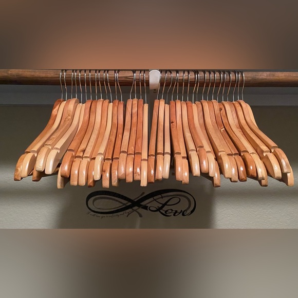 25 Wooden Hangs - Picture 1 of 3